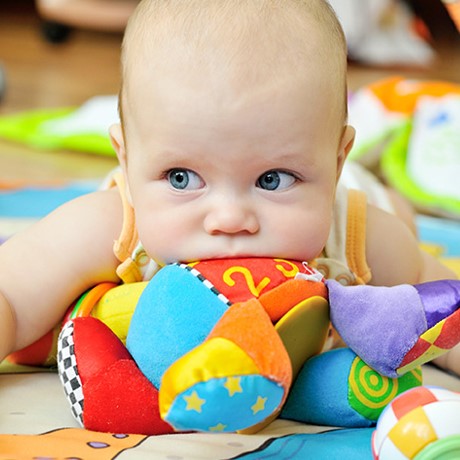 Yeni Doğan Bebekler için Oyuncak Seçimi Nasıl Yapılmalıdır?